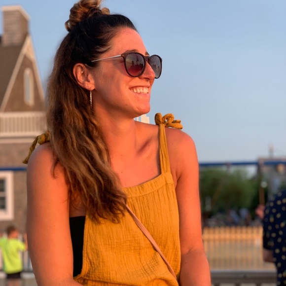 Meet your Posher, Nicole - Picture 2 of 5